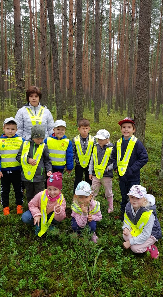 Read more about the article Vaikų darželio „Saulučių“ grupės išvyka į Nemenčinės  mišką